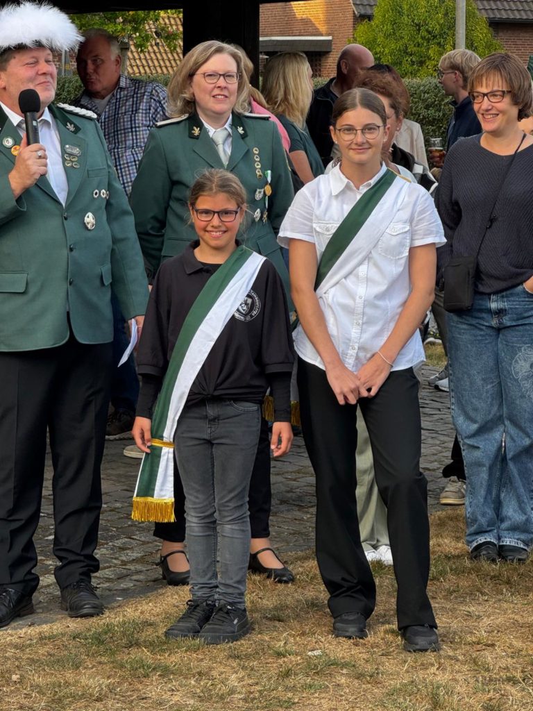 v.l.: Schülerprinzessin Laura Kannenberg und Jugendprinzessin Lena van den Boom